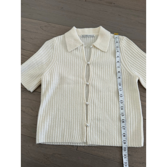 Women's Abercrombie & Fitch Cream Ribbed Pearl Button Up Short Sleeve cardigan - Picture 8 of 8